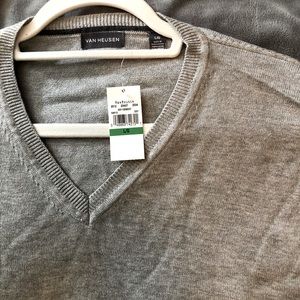 Van Heusen V-Neck Sweater - (NWT) Size L